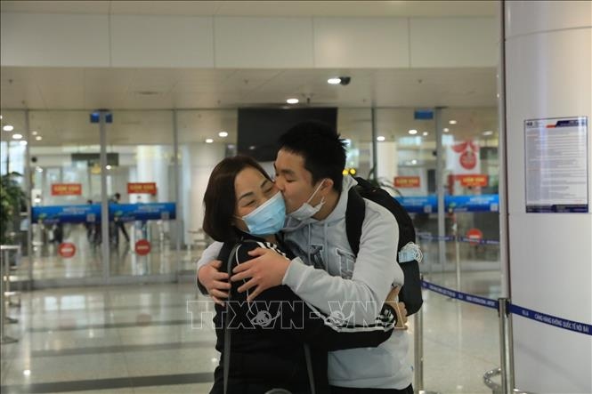 Third repatriation flight for Vietnamese citizens in Ukraine lands home safely